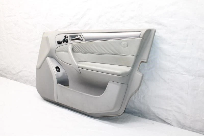 Mercedes C55 W203 2005 sedán #295 panel de puerta interior delantero derecho Foto 3 de 4