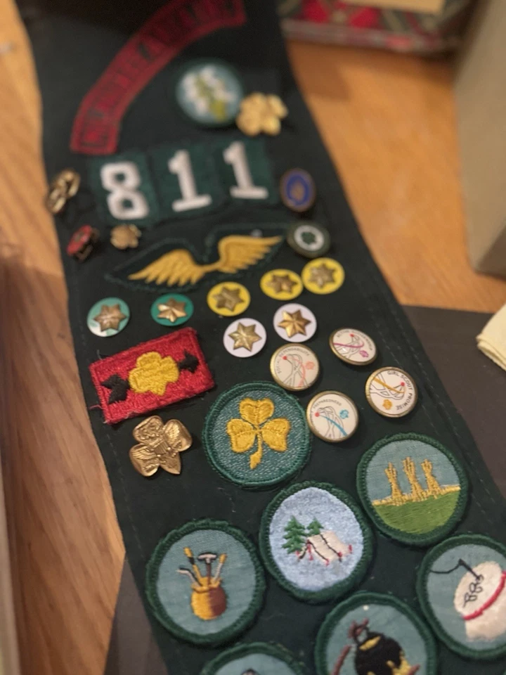 复古 1956 年密尔沃基女童子军腰带带 21 个优秀徽章和 18 个别针罕见批量 — 第 3/4 张图片