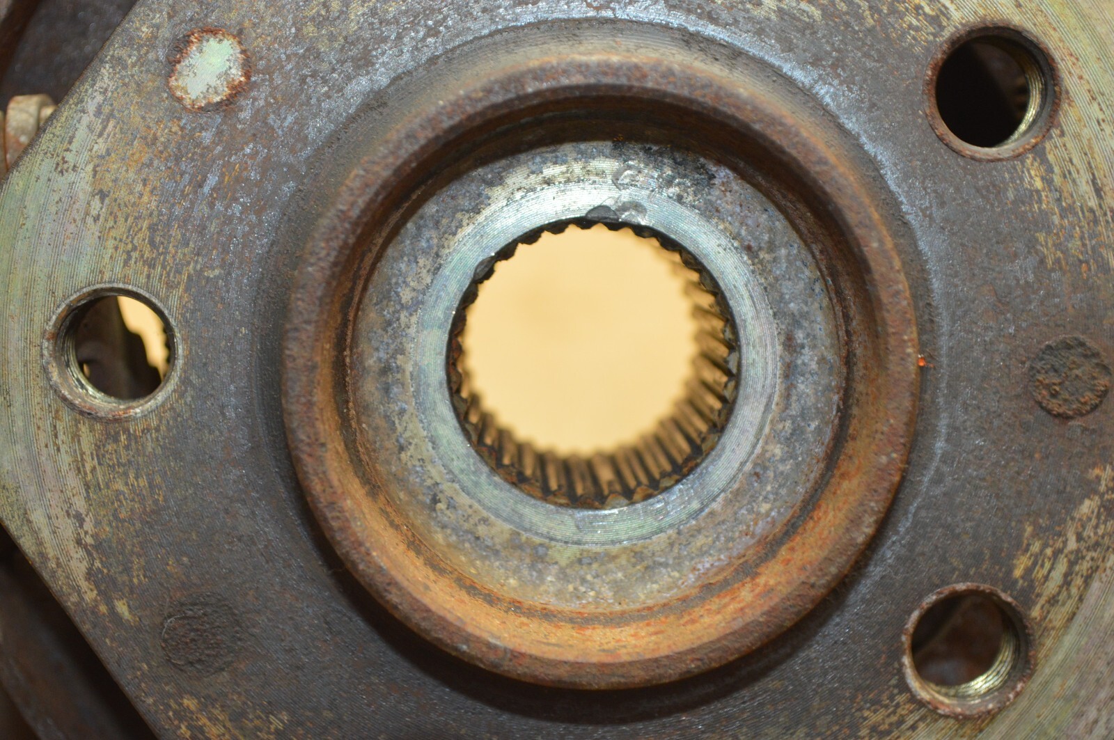 2004 M138 MASERATI GT COUPE REAR PASSENGER SIDE SPINDLE WHEEL HUB 189396