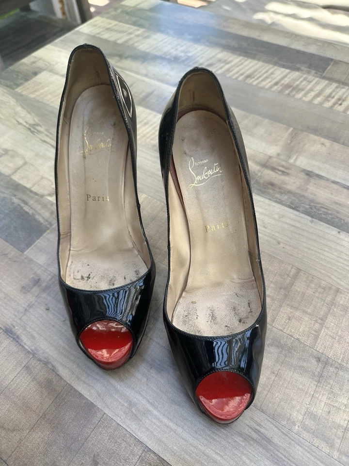 Zapatos de salón Christian Louboutin de charol negro peep-toe - suela roja tacones EE. UU. 8 Foto 2 de 4
