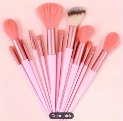 Premium Make-up Pinsel Set - Weiche Synthetikborsten für einwandfreies Auftragen.