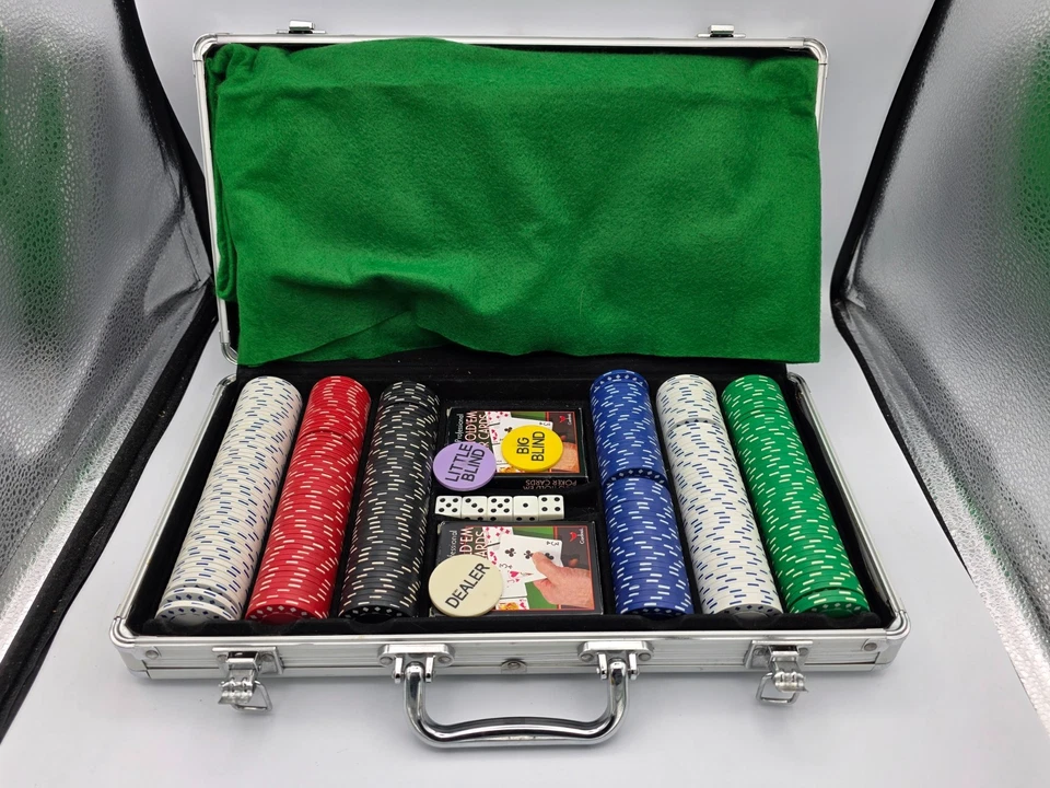 Vtg 2004 Cardinal Professional Texas Holdem Set In Carry Case - Image 3 of 4