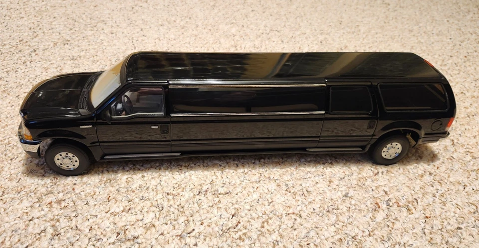 1/18 Sunstar Ford Excursion Limousine Black | Excellent & Rare!!!  **NO BOX** - Image 3 of 4