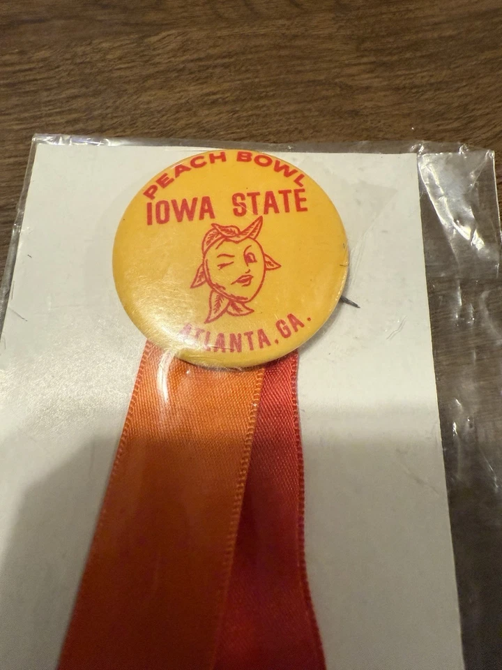 Prendedor y cinta 1977 Iowa State Peach Bowl Atlanta GA Foto 3 de 3