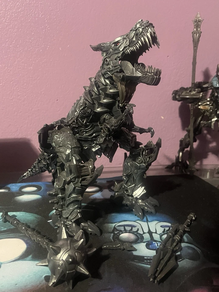 Studio Series 07 Leader Class Grimlock con kit de actualización de ADN Foto 3 de 3