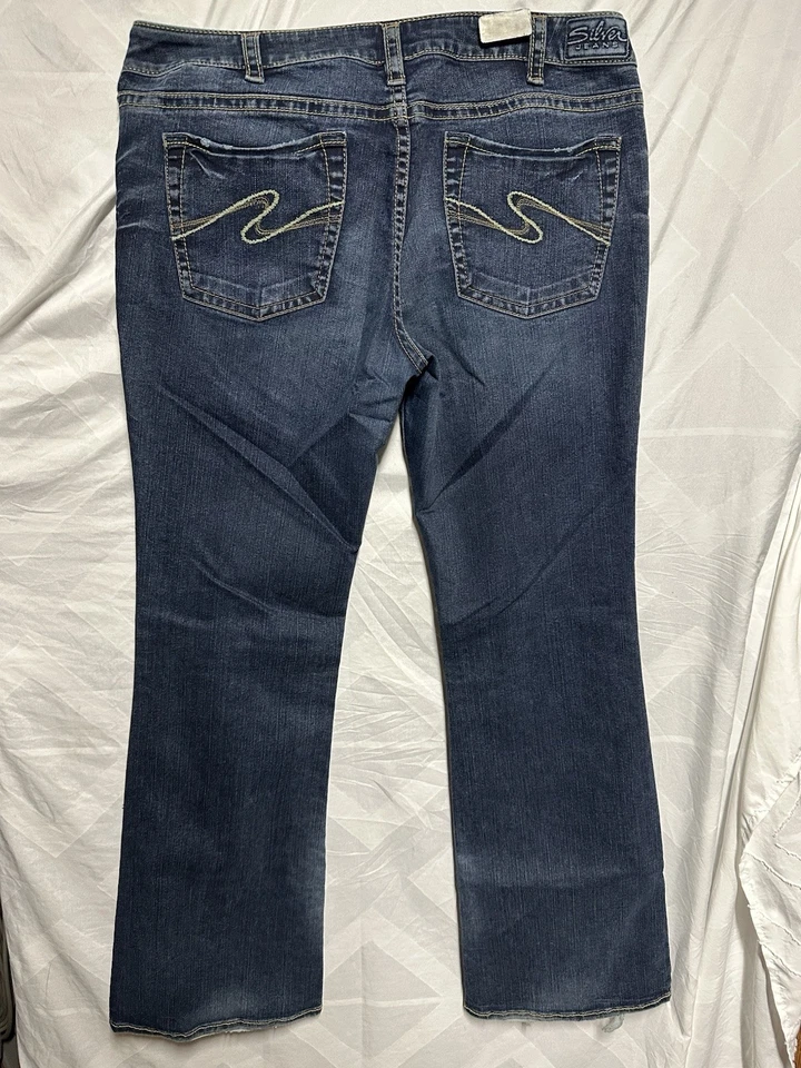 SILVER Women's Jeans Denim Blue Aiko Size 16 Bootcut  Dark Wash - Image 4 of 4