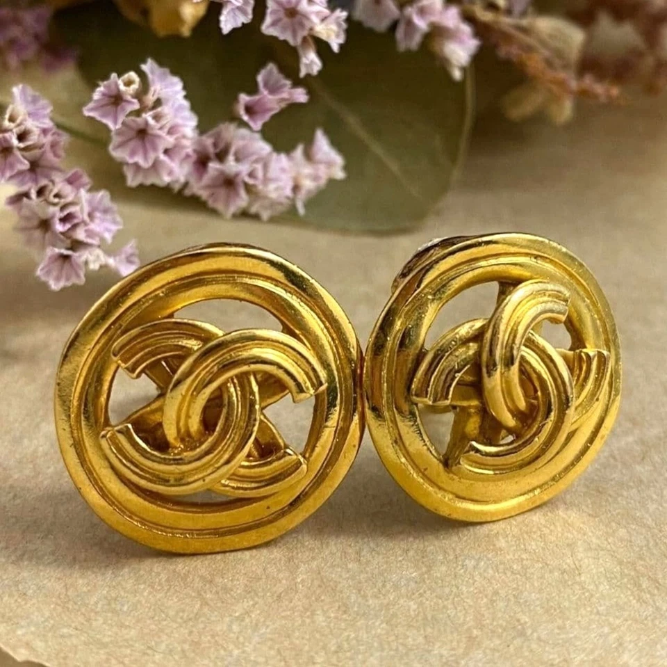 Pendientes Chanel Vintage Chapados en Oro CC Clip-On Redondos Medallón Logo 1996 96P Foto 3 de 4