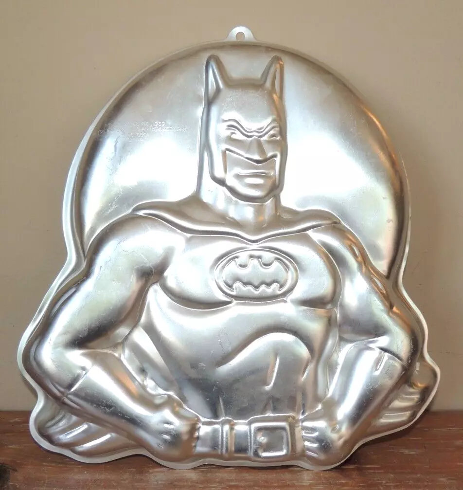 Batman top cake pan