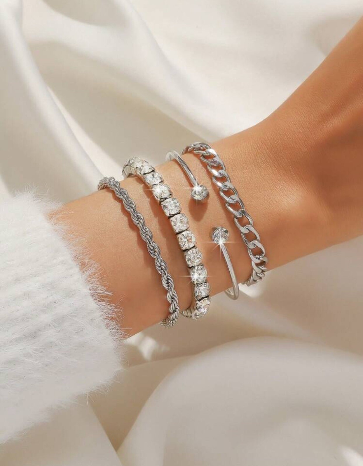 Chaînette argentée pour femme lot de 4 bracelets aux finitions soignées