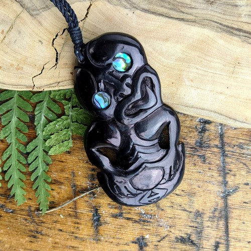 Collier Pendentif Corne Sculpté Hei Tiki Avec Yeux En Ormeau (nacre) - 81stgeneration - Neuf
