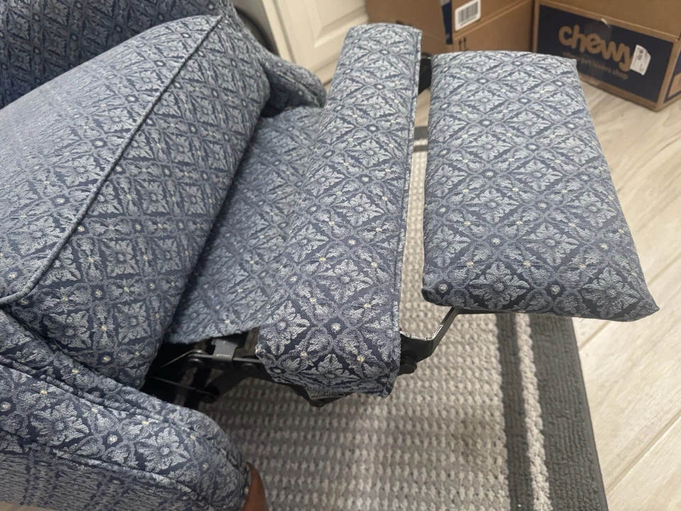 2 Este es un sillón reclinable tradicional con respaldo de ala con tapicería estampada Foto 3 de 4