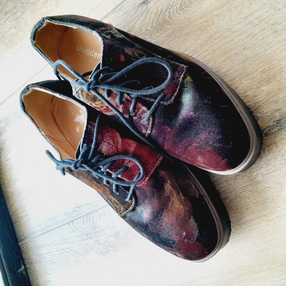 Mocasines Steve Madden Floral Terciopelo Escrito Suela Oscura Academia Talla 8M Foto 2 de 4