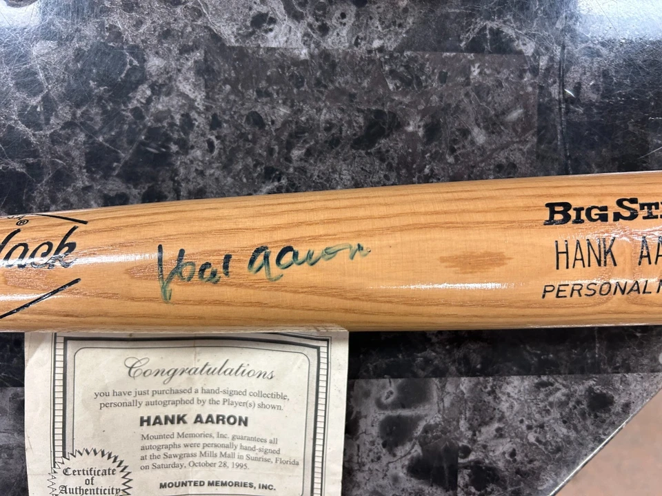 Bate de béisbol Adirondack firmado por Hank Aaron automático montado recuerdos certificado de autenticidad fechado Foto 4 de 4