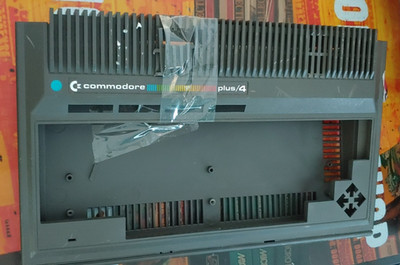 Commodore Plus/4 Gehäuse computer-case 124303 (no screws) .264