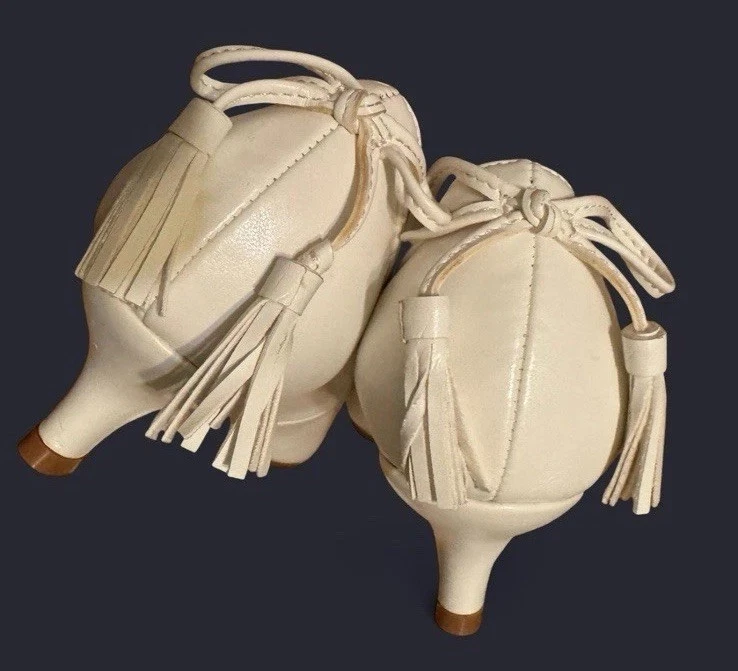 Zapatos de salón Ashro Cathina en blanco tacón de borla recortado tacón de gatito talla 8 Foto 2 de 4