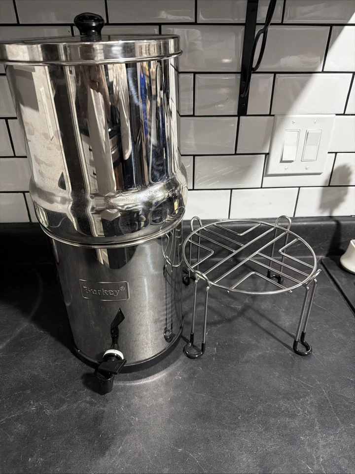 Berkey Wasserfiltersystem mit Ständer. Schonend gebraucht. Top Zustand.