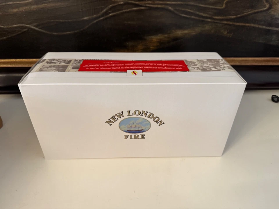 TWH TWH094-01151 Seagrave TDA New London Fire Ladder 25 1/50 - Image 2 of 3