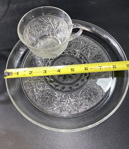 VINTAGE ANCHOR HOCKING "SANDWICH" PATTERN CLEAR SNACK SET OF 4 PLATES AND CUPS - Picture 2 of 9