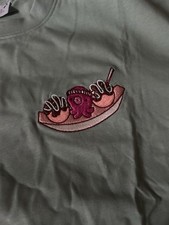 Camisa verde bordada Takoyaki como nueva