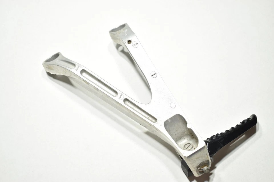 08-11 Soporte clavija pasajero trasero derecho Honda CBR 1000RR 50750-MFL-000 Foto 4 de 4