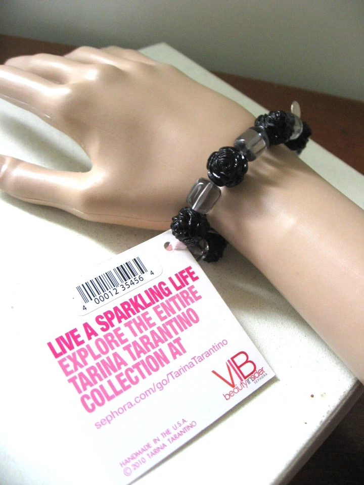 Pulsera Tarina Tarantino Negra Tallada Rosas Lucita Restringida Elástica Etiqueta Sin Usar Foto 4 de 4