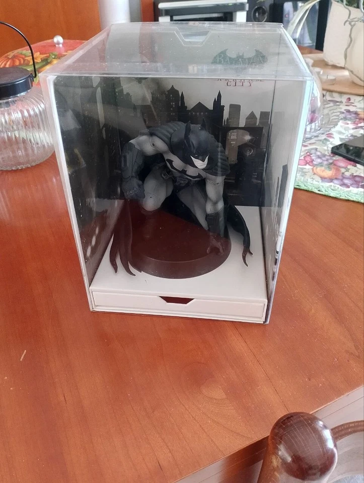 Statua di Batman 12cm – Confezione Originale Usata, Ottime Condizioni - Immagine 4 di 4