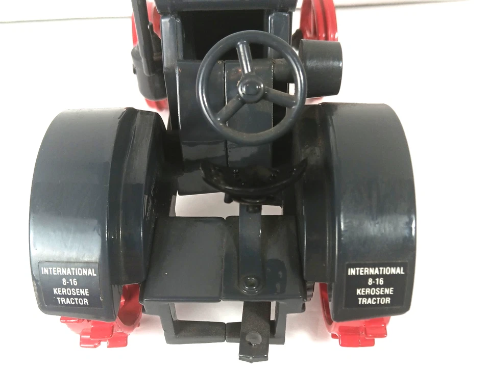 Tractor agrícola de queroseno 1/16 International 8-16 juguete fundido a presión IH Kansas Trade Fair Foto 4 de 4