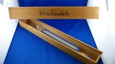 Verschiedene Strick -und Häkelnadeln in Holzbox