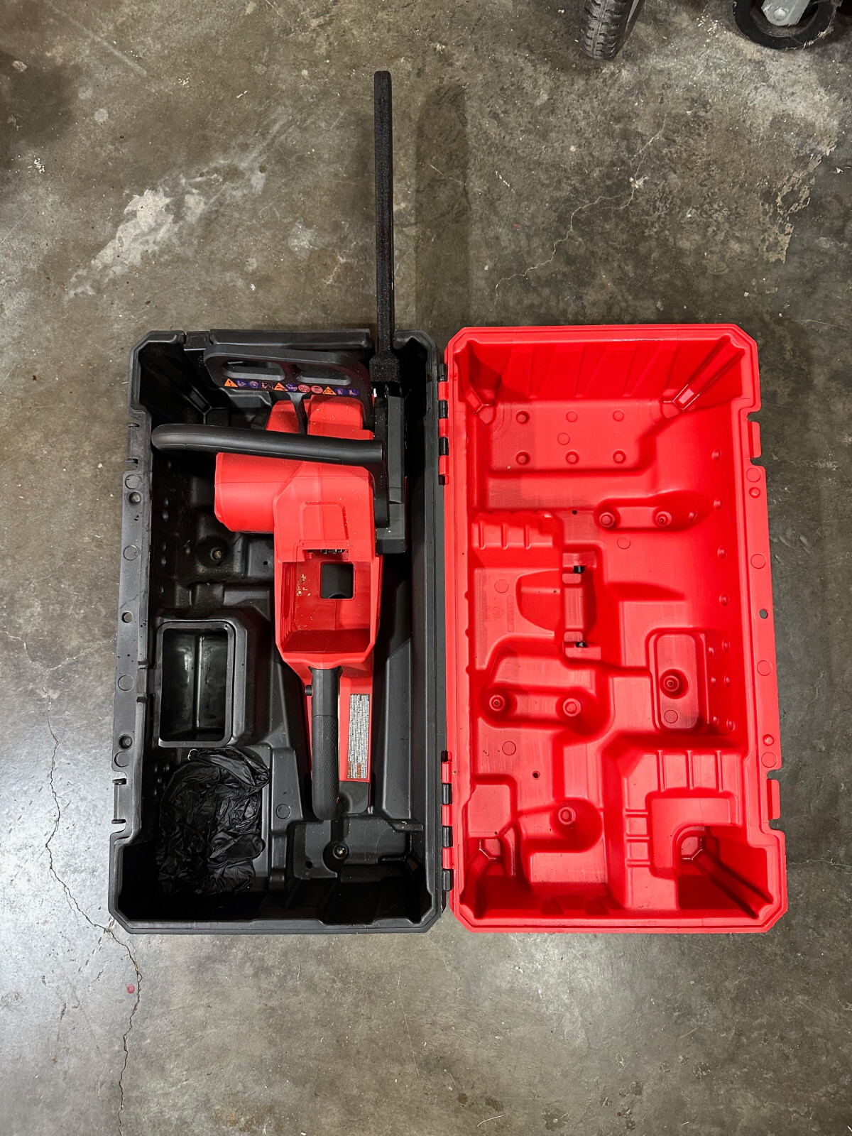 Milwaukee 272720 M18 FUEL 16" Chainsaw WITH Milwaukee chainsaw case