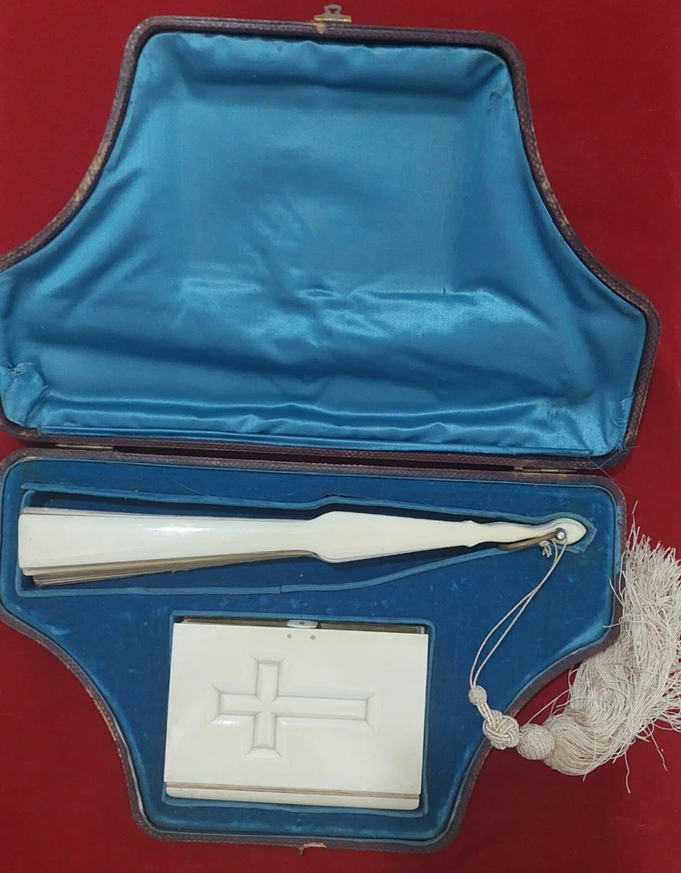 Ventilador manual antigo e conjunto de livros religiosos - Imagem 4 de 4