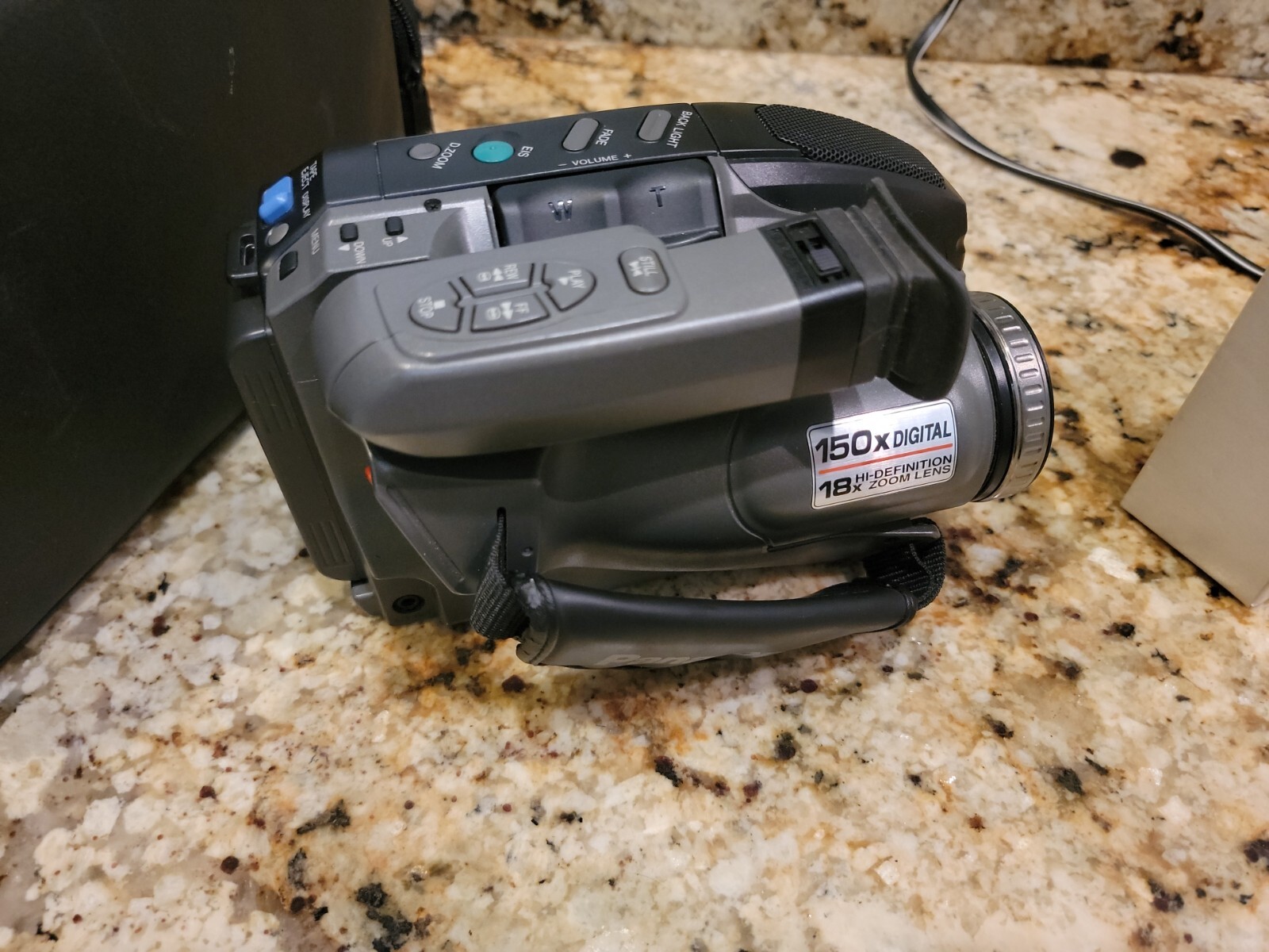 Panasonic PVL580D Compact VHS/VHSC Palmcorder 150x Digital Camcorder