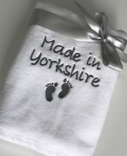 NIEDLICHE WEISSE BESTICKTE DECKE 'MADE IN YORKSHIRE' NEUGEBORENE BABYDUSCHE GESCHENK