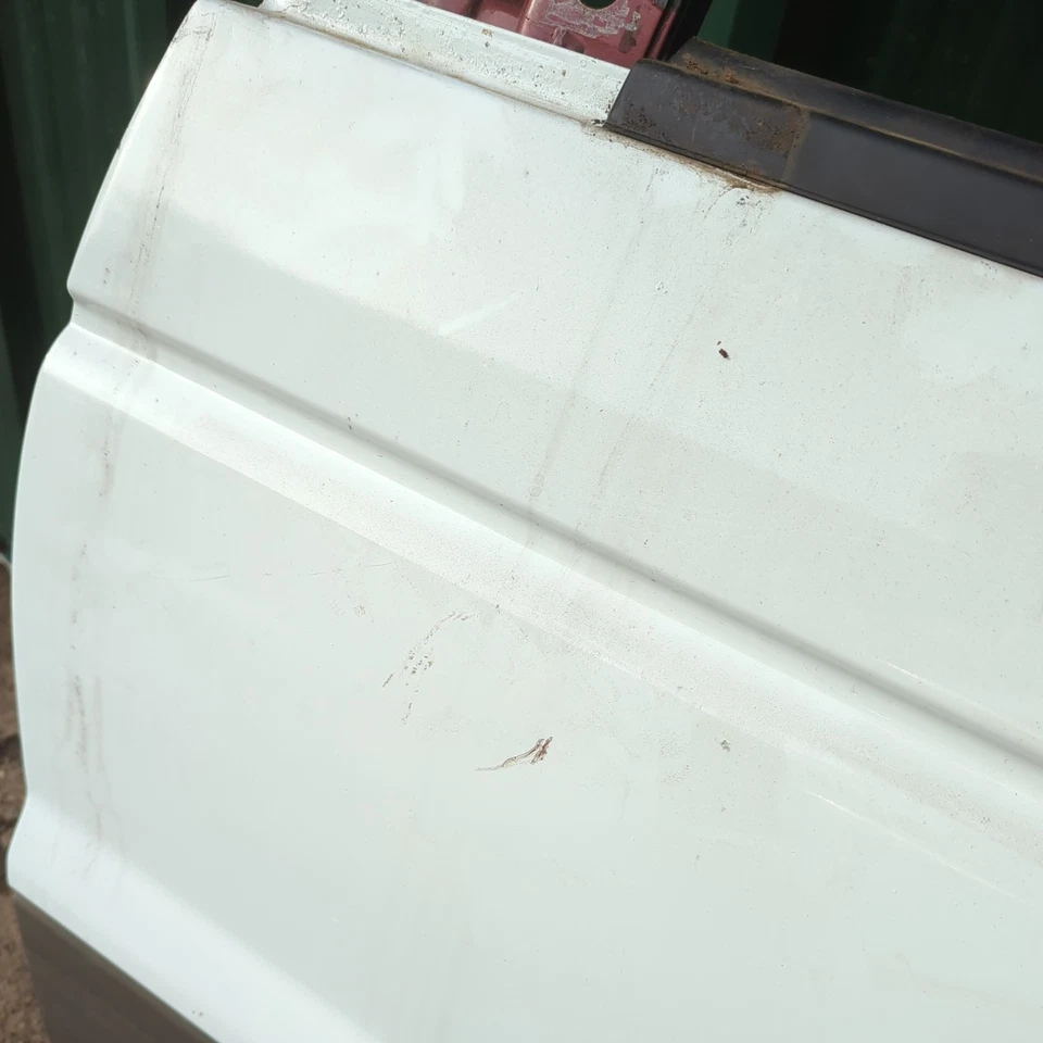 MITSUBISHI SHOGUN PAJERO MK2 PUERTA PASAJERO DELANTERA IZQUIERDA LADO CERCANO BLANCO (OS) Foto 4 de 4