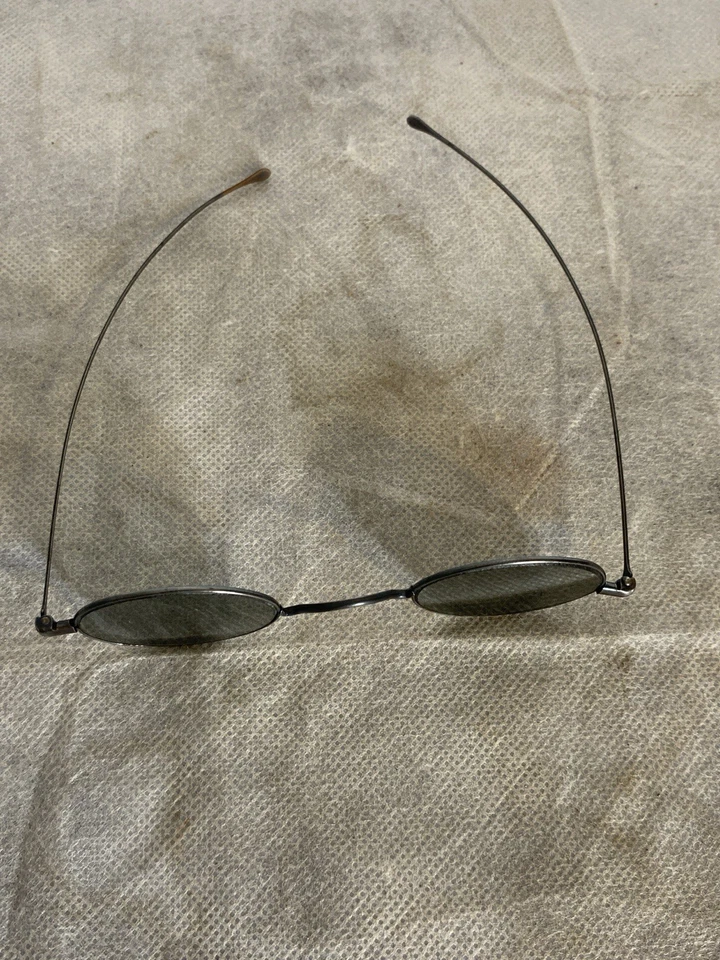 Gafas de sol antiguas con marco de metal Saddle Bridge lentes ahumadas de metal c. 1890s  Foto 2 de 4