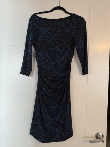 Abito midi con motivo nero e blu increspato - manica 3/4, taglia M, zip posteriore