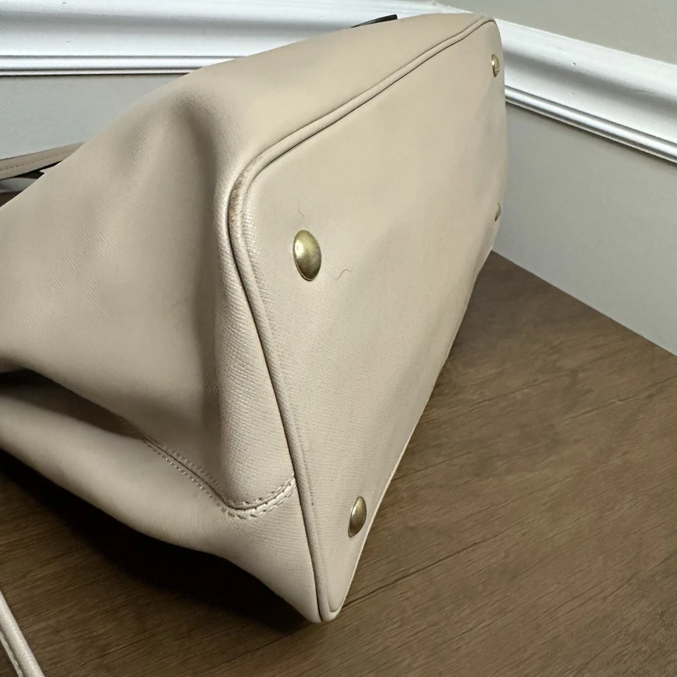 Bolso de mano Coach Peyton Saffiano de cuero con cordón beige clásico Foto 4 de 4