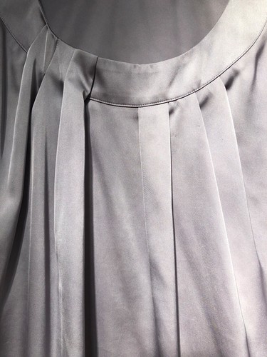 MARKS & SPENCER WOMAN SILVER TOP CAP SLEEVE SCOOP NECK PLEAT DETAIL SIZE 24 - Picture 3 of 7