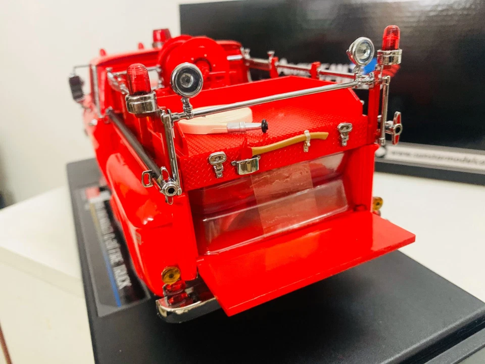 Camión de bomberos Sun Star 1965 Chevrolet C-20 escala 1/18 modelo fundido a presión 4 puertas abierto nuevo Foto 3 de 4