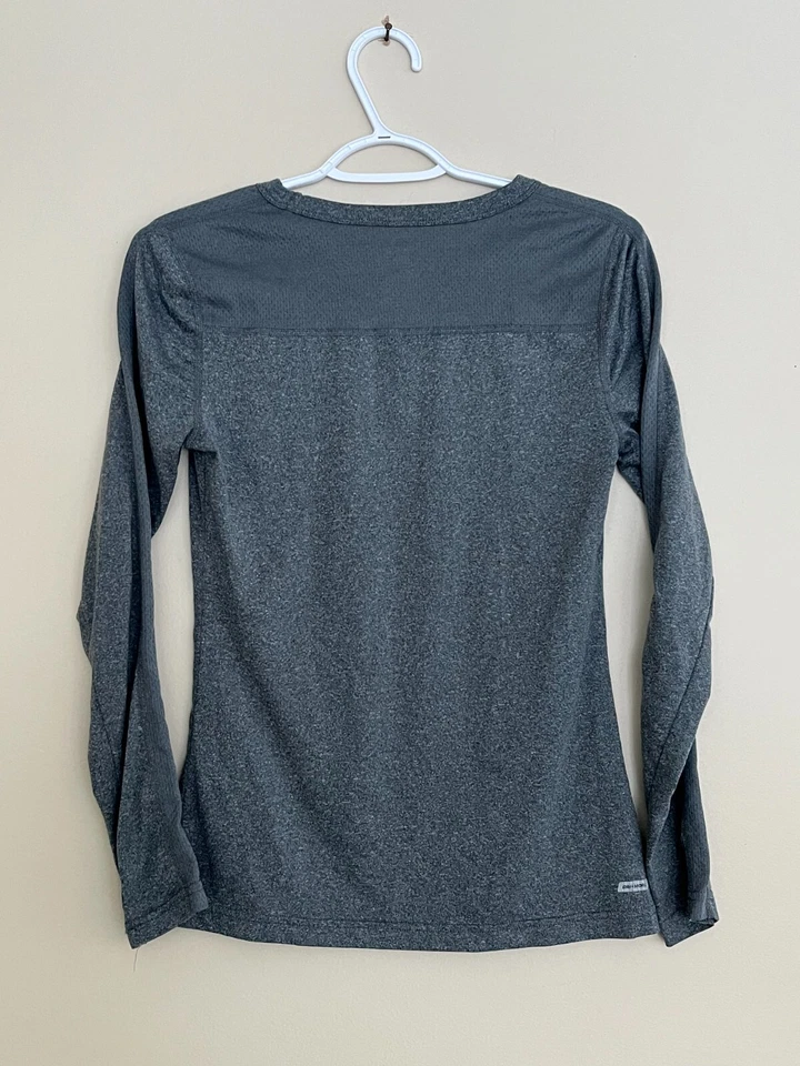 Usada en Excelente Condición Para Mujer XS DANSKIN NOW Camisa Ajustada Manga Larga Activa Top Gris Cuello Redondo Foto 2 de 3