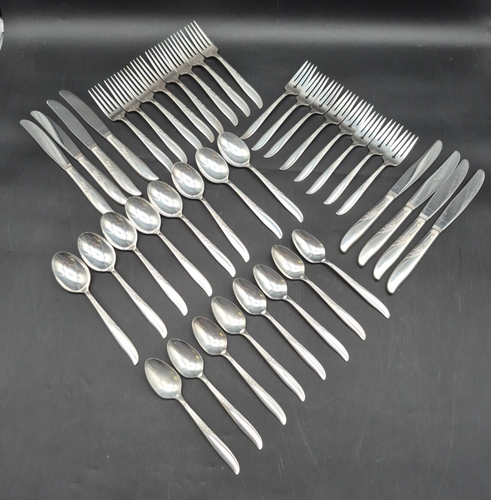 WINSOME II 1960 TUDOR PLATE BY ONEIDA COMMUNITY 40 PIECE SET 5 PC SETTING FOR 8