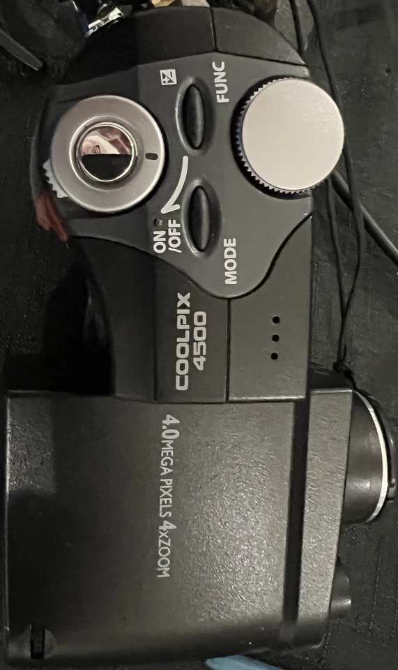 Nikon COOLPIX 4500 4.0MP Digital Camera plus charger, lead and batteries x2 - Image 4 of 4