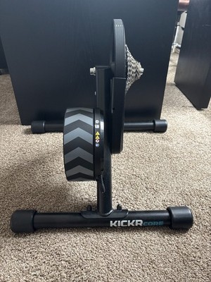 Wahoo KICKR CORE Smart Indoor Flywheel Trainer w/ shimano 105 12-speed cassette
