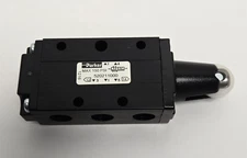 PARKER 4-WAY 2-POSITION ROLLER VALVE 520211000.
