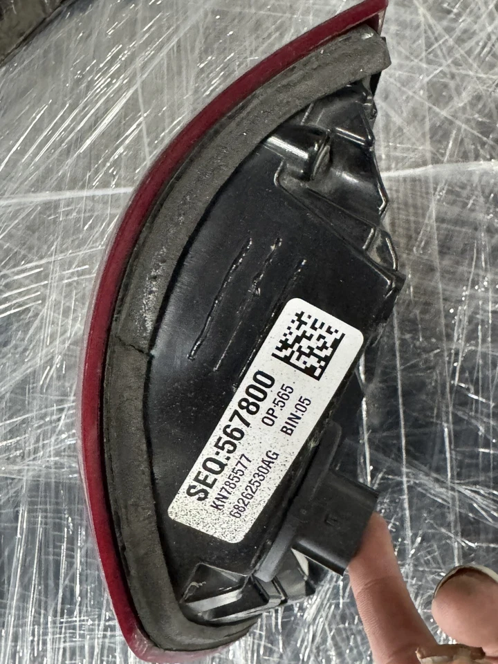 Luz trasera usada como nueva sin daños en absoluto funciona perfectamente 19-23 Ram 1500 Foto 3 de 4