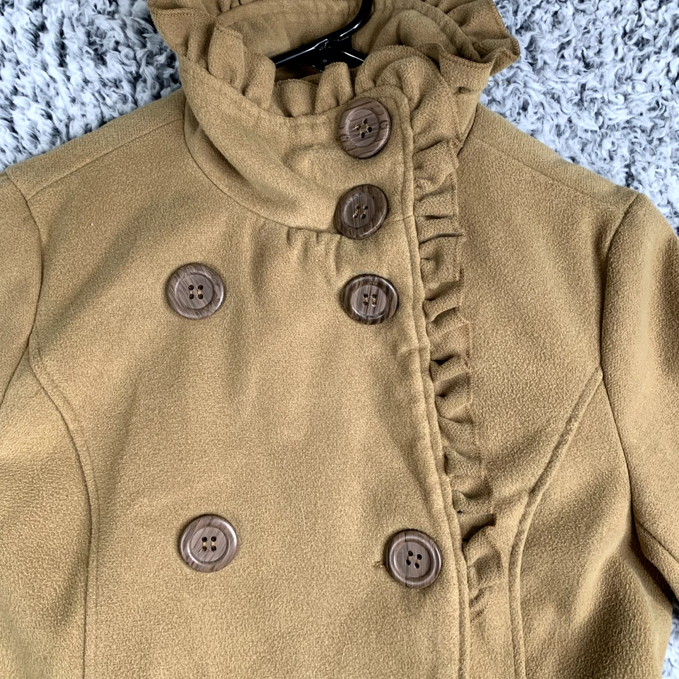 Casaco longo feminino Rue 21 bronzeado médio cruzado com botão babado forrado com cinto - Imagem 2 de 4
