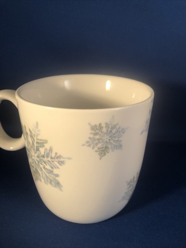 Taza de café blanca cooperativa creativa Angela Staehling con copos de nieve y ramo NUEVA - Imagen 3 de 6
