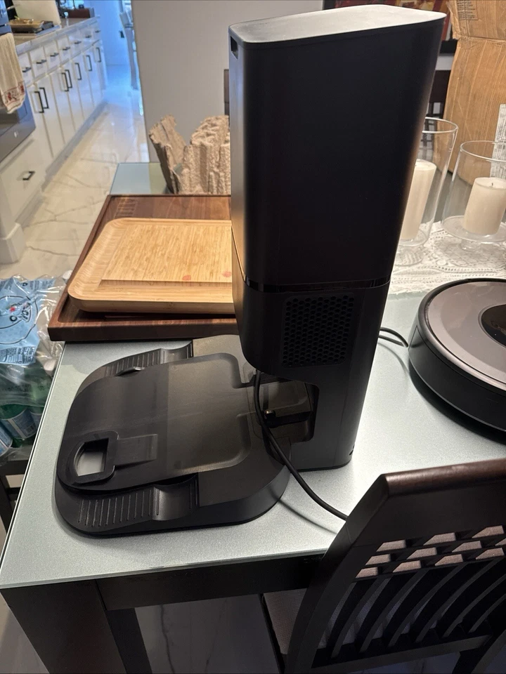 Roomba i8, 4 Years Old, Charger Bag Still Full, Small Minor Scratches - Image 3 of 4