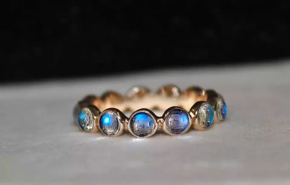 Anillo banda de eternidad de piedras preciosas de labradorita banda de cabina redonda anillo en plata 925 Foto 2 de 4