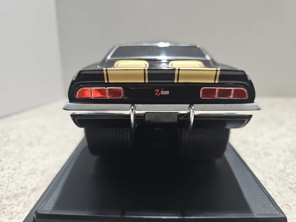 Chevrolet Camaro Z28 1969 1:18 Die-Cast Car negro y dorado de colección Muscle Machines Foto 4 de 4