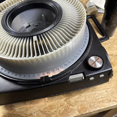 VINTAGE Kodak Carousel 850H Auto Focus Slide Projector w Hard Case